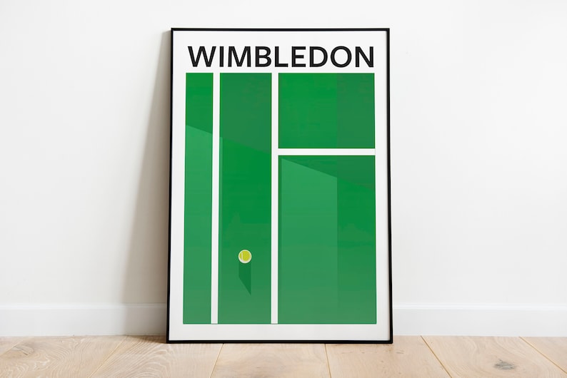 K&ouml;nnte beinhalten: Ein gerahmtes Poster mit dem Wort "WIMBLEDON" in schwarzem Text oben. Das Poster zeigt einen gr&uuml;nen Tennisplatz mit wei&szlig;en Linien und einem gelben Tennisball.