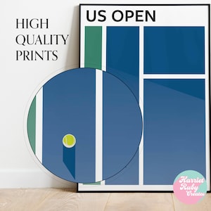 K&ouml;nnte beinhalten: Ein minimalistisches Poster mit dem Text "US OPEN" in schwarzen Buchstaben auf wei&szlig;em Hintergrund. Das Poster zeigt eine stilisierte Illustration eines Tennisplatzes mit einem gr&uuml;n-blauen Farbschema. Ein gelber Tennisball befindet sich auf dem Platz.
