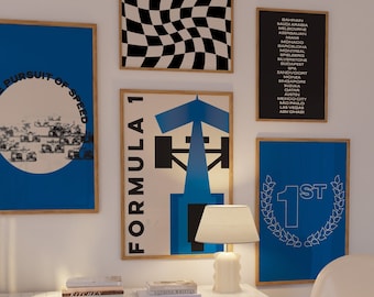 Op de afbeelding: Een verzameling ingelijste posters met een racethema. De posters tonen een geblokte vlag, illustraties van Formule 1-auto's en tekst, waaronder "Pursuit of Speed" en een lijst met race-locaties. Het kleurenschema is voornamelijk blauw, zwart en wit.