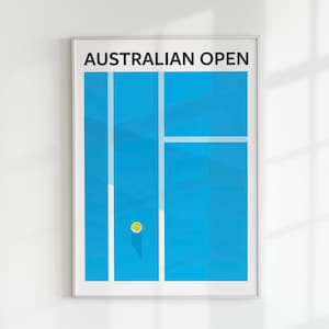 K&ouml;nnte beinhalten: Ein gerahmtes Poster mit dem Text "AUSTRALIAN OPEN" in schwarzen Buchstaben auf wei&szlig;em Hintergrund. Das Poster zeigt einen blauen Tennisplatz mit einer wei&szlig;en Linie in der Mitte und einem gelben Tennisball in der Mitte.