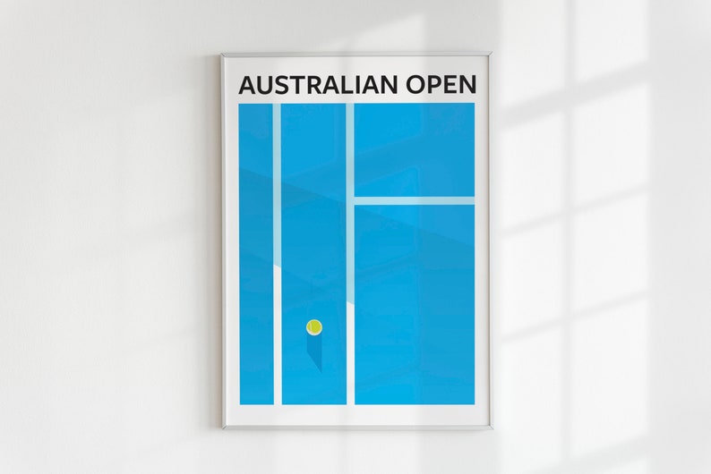 K&ouml;nnte beinhalten: Ein gerahmtes Poster mit dem Text "AUSTRALIAN OPEN" in schwarzen Buchstaben auf wei&szlig;em Hintergrund. Das Poster zeigt einen blauen Tennisplatz mit einer wei&szlig;en Linie in der Mitte und einem gelben Tennisball in der Mitte.