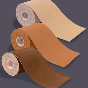 Puede incluir: Tres rollos de cinta de kinesiología en diferentes colores: beige, marrón y marrón claro. La cinta está enrollada y las etiquetas son visibles. Las etiquetas dicen "Kinesiology Tape" y "Tape".