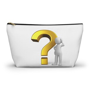 Op de afbeelding: Witte etui met ritssluiting en een gouden rits, met een groot goudkleurig vraagteken en een klein wit figuur in een denkende pose. De etui is waarschijnlijk voor cosmetica of kleine voorwerpen.