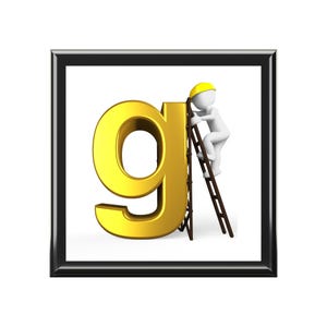 Op de afbeelding: Een ingelijste afbeelding met een grote, gouden letter "g" en een kleine witte figuur die een bruine ladder beklimt. De figuur draagt een gele helm. De lijst is zwart.