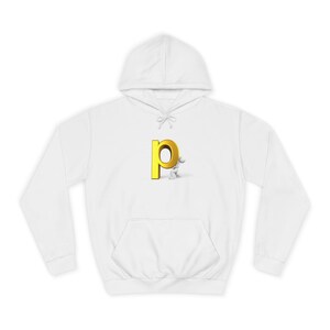 Op de afbeelding: Witte hoodie met een kangoeroezak en een capuchon met trekkoord. Het ontwerp toont een goudkleurige letter "p" met een kleine, cartoonachtige figuur die ertegen duwt. De hoodie is gemaakt van een zacht, comfortabel materiaal.