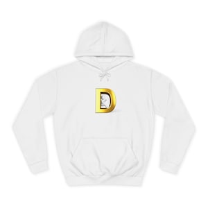Op de afbeelding: Witte hoodie met een gouden letter "D" op de voorkant. De "D" heeft een gouden rand en een wit figuur binnenin. De hoodie heeft een voorzak en een capuchon met trekkoord.