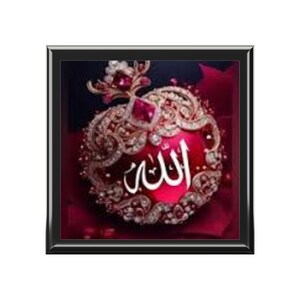 Op de afbeelding: Een ingelijste afbeelding met een rode bol versierd met ingewikkelde gouden en juwelen details. Het Arabische woord "Allah" is in witte letters geschreven. De lijst is zwart.