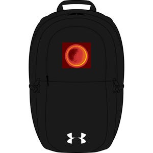 Op de afbeelding: Zwarte rugzak met een handvat aan de bovenkant, twee zijclips en een ritssluiting aan de voorkant. Een rood vierkant embleem met een geel cirkelontwerp is gecentreerd op de voorkant. Het Under Armour-logo staat onderaan.