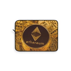 Op de afbeelding: Een zwarte laptoptas met een gouden Ethereum muntontwerp. De munt heeft een gouden Ethereum symbool en het woord "ethereum" in gouden letters. De achtergrond is een collage van gouden cryptocurrency-afbeeldingen.