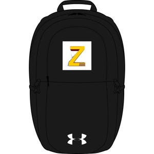 Peut inclure: Sac à dos noir avec un écusson carré blanc orné d'un motif "Z" jaune. Le sac à dos est doté d'une poignée supérieure, de bretelles réglables et de poches latérales. Le logo Under Armour est visible en bas.