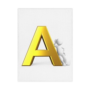 Op de afbeelding: Een grote, gouden letter "A" met 3D-effect tegen een witte achtergrond. Een klein, wit stokfiguur leunt tegen de letter, wat een vleugje speelsheid toevoegt. De afbeelding heeft een strakke, moderne uitstraling.