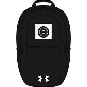 Op de afbeelding: Zwarte rugzak met een handvat aan de bovenkant, twee zijclips en een rits aan de voorkant. De rugzak heeft een witte vierkante patch met een cirkelvormig ontwerp en het Under Armour-logo aan de onderkant.