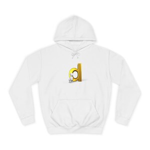 Op de afbeelding: Witte hoodie met een kangoeroezak. Het ontwerp toont de gouden letter "d" met een klein, wit figuur dat ertegenaan leunt. De hoodie is gemaakt van een zacht materiaal en heeft een capuchon met trekkoord.