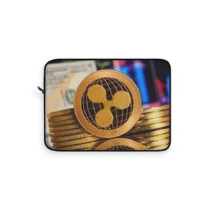 Op de afbeelding: Een zwarte laptoptas met een ontwerp van gouden munten, elk met het Ripple-symbool. De munten zijn gestapeld, met een vage achtergrond van geld en financiële grafieken. Het Ripple-symbool is een gestileerde klaver.