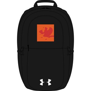 Może przedstawiać: Czarny plecak z górnym uchwytem i regulowanymi paskami. Posiada kwadratową pomarańczową naszywkę z czerwoną grafiką. Logo Under Armour znajduje się na dole. Zawiera główną komorę zapinaną na zamek i boczne kieszenie.