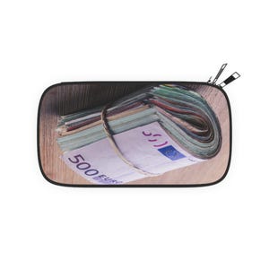 Peut inclure: Une trousse rectangulaire avec un paquet de billets en euros attachés avec de la ficelle. Le billet de 500 euros est visible, avec un motif bleu et jaune. La trousse a deux fermetures éclair noires.