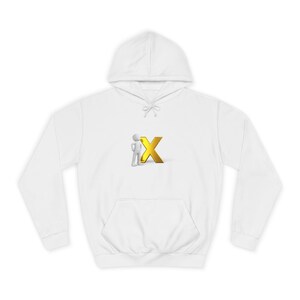 Könnte beinhalten: Weißer Kapuzenpullover mit Fronttasche und Kordelzug. Das Design zeigt einen goldenen Buchstaben "X" mit einer kleinen Figur, die sich dagegen lehnt. Der Pullover hat eine einfarbige weiße Farbe.