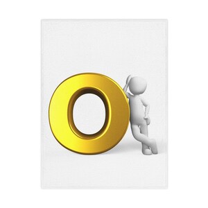 Op de afbeelding: Een gouden letter "O" staat tegen een witte achtergrond. Een klein wit figuur leunt tegen de letter. De letter is helder goudkleurig en het figuur is een eenvoudige, gestileerde menselijke vorm.