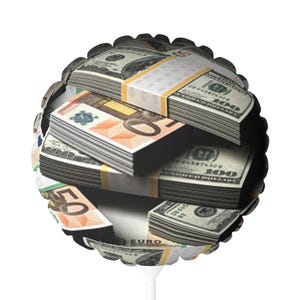 Puede incluir: Un globo redondo de aluminio con pilas de billetes de cien dólares estadounidenses y billetes en euros. El globo tiene un tallo blanco y está diseñado para parecerse a una pila de dinero.