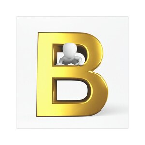 Op de afbeelding: Een grote, glanzende, goudkleurige letter "B" met een driedimensionaal uiterlijk. Een klein, wit, generiek menselijk figuur bevindt zich in de bovenste curve van de letter, alsof het klimt of tevoorschijn komt.