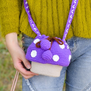 Sac à bandoulière lunatique des fêtes avec des champignons - Votre déclaration de mode festive ! | sac au crochet fait main | sac au crochet personnalisé