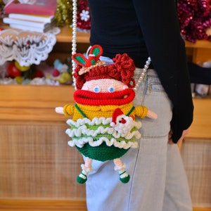 Yuletide Elegance: Gehäkelte Weihnachtspuppe Crossbody - ein festliches Fashion-Extravaganza! Einzigartiges Weihnachtsgeschenk / Weihnachtshäkeltasche / Geschenk für Sie