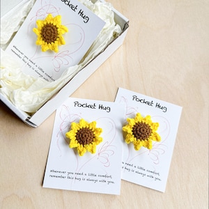 Abrazo de bolsillo de girasol tejido a crochet / Regalo reconfortante hecho a mano / Ficha de bolsillo de girasol para aliviar la ansiedad / Regalo considerado para amigos y seres queridos