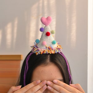 Whimsical Wonderland: Crocheted Birthday Party Hat for Joyful Celebrations!