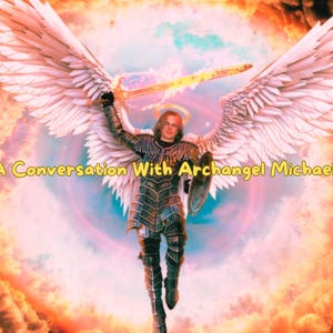 以下が含まれることがあります： デジタルアート作品。大きな白い翼を持つ大天使ミカエルが、光る剣を持っています。彼は鎧を身につけ、後光が差しています。背景は炎のような雲で満たされた空です。「A Conversation With Archangel Michael」と書かれています。