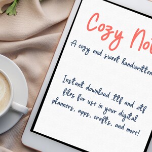 Puede incluir: Una descarga digital de una fuente de letra manuscrita llamada "Cozy Note". La fuente se describe como "una fuente de letra manuscrita acogedora y dulce". El texto también dice "Descarga instantánea .ttf y .otf archivos para usar en tus planificadores digitales, aplicaciones, manualidades y más!"