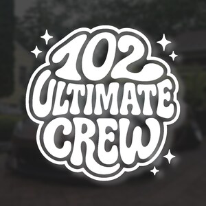 Könnte beinhalten: Weißes Grafikdesign mit dem Text "102 ULTIMATE CREW" in einer Bubble-Schrift, umgeben von Sternen. Das Design befindet sich vor einem verschwommenen, dunklen Hintergrund, wahrscheinlich einem Fahrzeug.