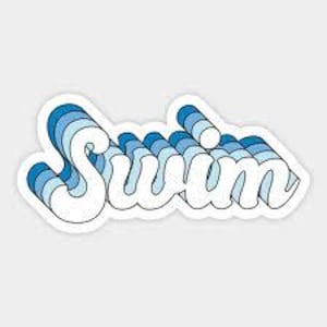 Peut inclure: Un autocollant découpé représentant le mot Swim en écriture blanche avec un effet tridimensionnel superposé. Les lettres sont soulignées par plusieurs nuances de bleu, créant un aspect empilé d'inspiration rétro avec une bordure blanche.