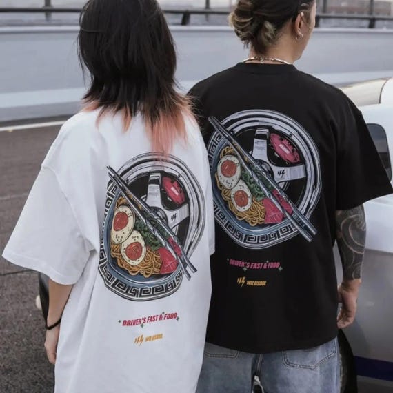 JDM Oversize T-Shirt “Driver’s Fast and Food” – Streetwear Car Shirt with Ramen & Rims Design | Tuning Car Scene Unisex Shirt
