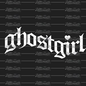 Könnte beinhalten: Weißer "ghostgirl"-Text mit einem Herzsymbol in gotischer Schrift auf schwarzem Hintergrund. Das Wort "Ultimate" und "Crew" wiederholen sich in einem Muster.