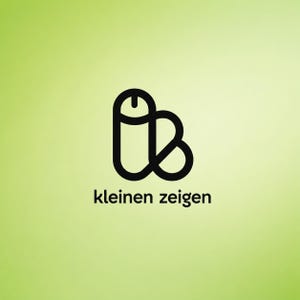 Peut inclure: Logo en noir sur fond vert clair. Le logo présente un design stylisé composé d'une forme verticale avec un sommet arrondi et d'une forme incurvée, avec le texte "kleinen zeigen" en dessous.