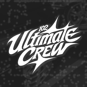 Könnte beinhalten: Weißes Logo auf schwarzem Hintergrund mit dem Schriftzug "102 Ultimate Crew". Der Text ist in einem dynamischen, kantigen Design mit scharfen Spitzen und Kurven gestaltet. Der Hintergrund hat ein verschwommenes Muster aus weißen Punkten.
