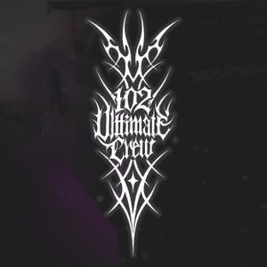 Könnte beinhalten: Weißer stilisierter Text auf schwarzem Hintergrund. Der Text lautet "102 Ultimate Crew" in einer gotischen Schriftart. Das Design umfasst dekorative Verzierungen und scharfe, spitze Elemente, die eine kühne und kantige Ästhetik schaffen.