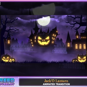 以下が含まれることがあります： ハロウィンのアニメーショントランジション。幽霊屋敷のシルエットが不気味に浮かび上がり、窓が光り、手前にジャック・オー・ランタンが置かれています。背景は、満月が浮かぶ濃い紫色の空です。
