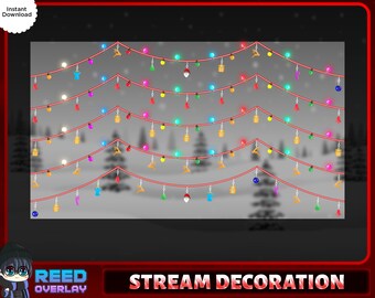 Könnte beinhalten: Ein digitales Overlay für das Streaming mit einer festlichen Weihnachtslichtergirlande mit roten, grünen, blauen, gelben und weißen Ornamenten. Die Girlande befindet sich auf einem grauen Hintergrund mit einem verschwommenen Bild von Bäumen im Hintergrund. Der Text "STREAM DECORATION" befindet sich am unteren Rand des Bildes.