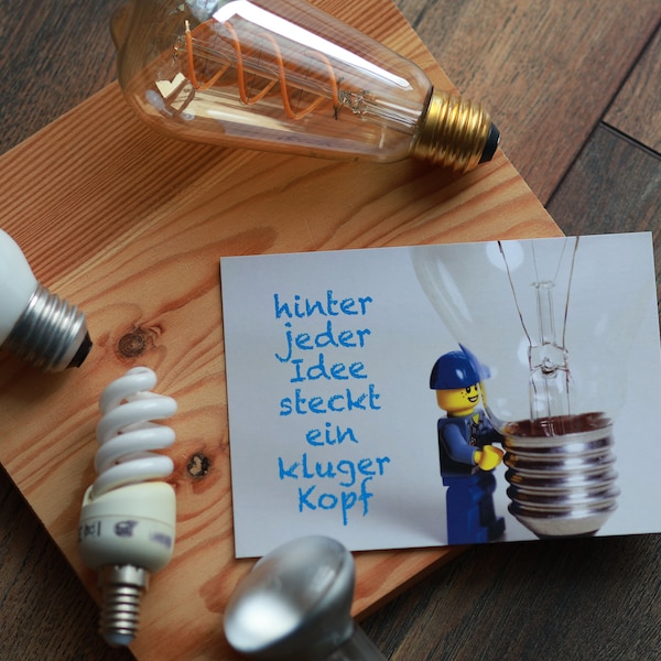 Hinter jeder Idee Postkarte schlau Birne Glühbirne