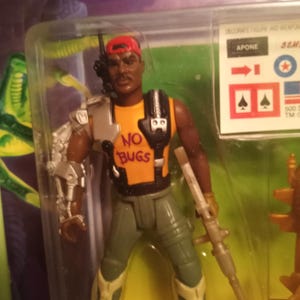 Figura de acción vintage del Sargento Apone de Aliens de 1992, impecable, en cartulina con cómic.