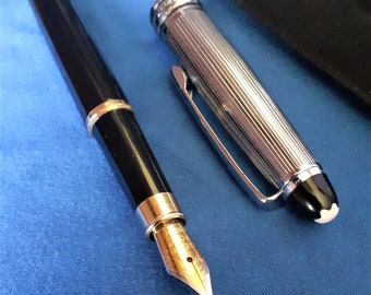 Vulpen metalen body half zwart half zilver heeft een nieuwe cartridge inktkleur blauw