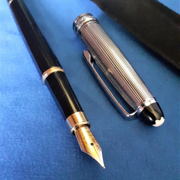 Le corps du stylo plume, moitié noir, moitié argent, a une nouvelle couleur d'encre noire ou bleue