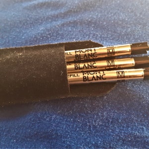 Tres recambios de tinta negra para bolígrafo tipo MONT BLANC con estuche de terciopelo nuevo.