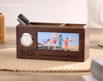 Personalisierter Stifthalter mit Uhr - Holz Schreibtisch Organizer mit Bilderrahmen, Büro Geschenke, Geschenk für Papa, Geschenk für Mann, Geschenk für Ihn