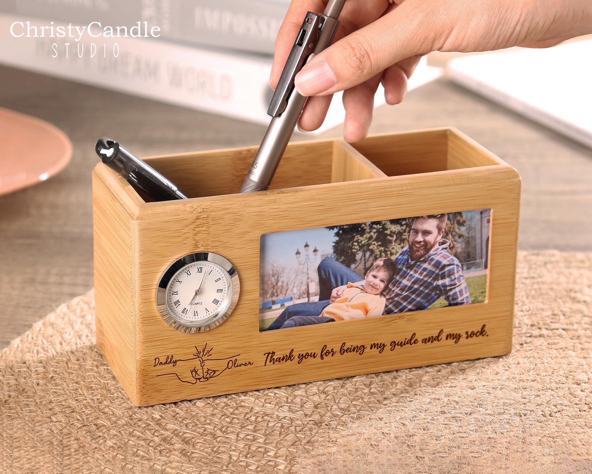 Personalisierter Stifthalter mit Uhr - Schreibtisch Organizer aus Holz mit Bilderrahmen, Geschenk für Papa, Geschenk für Mann, Geschenk für Ihn