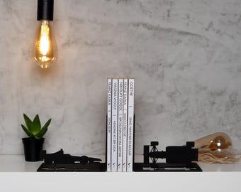 Fermalibri per auto da corsa, decorazioni in metallo con uomini da corsa, arte in metallo con auto da corsa, regalo per auto da corsa, regalo per la corsa, decorazione regalo per farmacista, fermalibri per auto, Natale