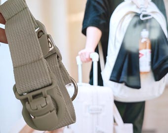A third hand on the go – Multifunctional strap for suitcases & backpacks – Travel accessory for leisure, holidays, city trips HR