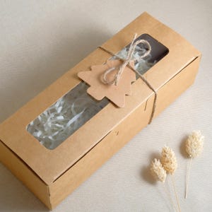Confezione regalo comprensiva di materiale di riempimento, etichetta e cordoncino di carta kraft SGP38