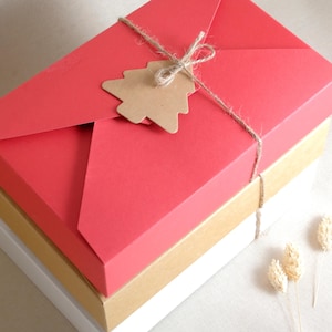 Confezione regalo comprensiva di materiale di riempimento, etichetta e cordoncino di carta kraft SGP39